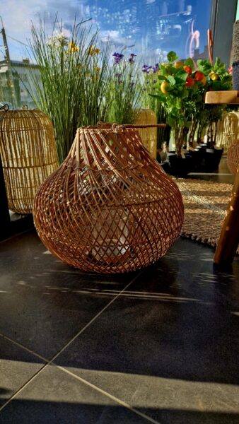 Latarnia rattanowa 30x35 cm – dekoracyjna lampa ogrodowa i wnętrz, rustykalny design