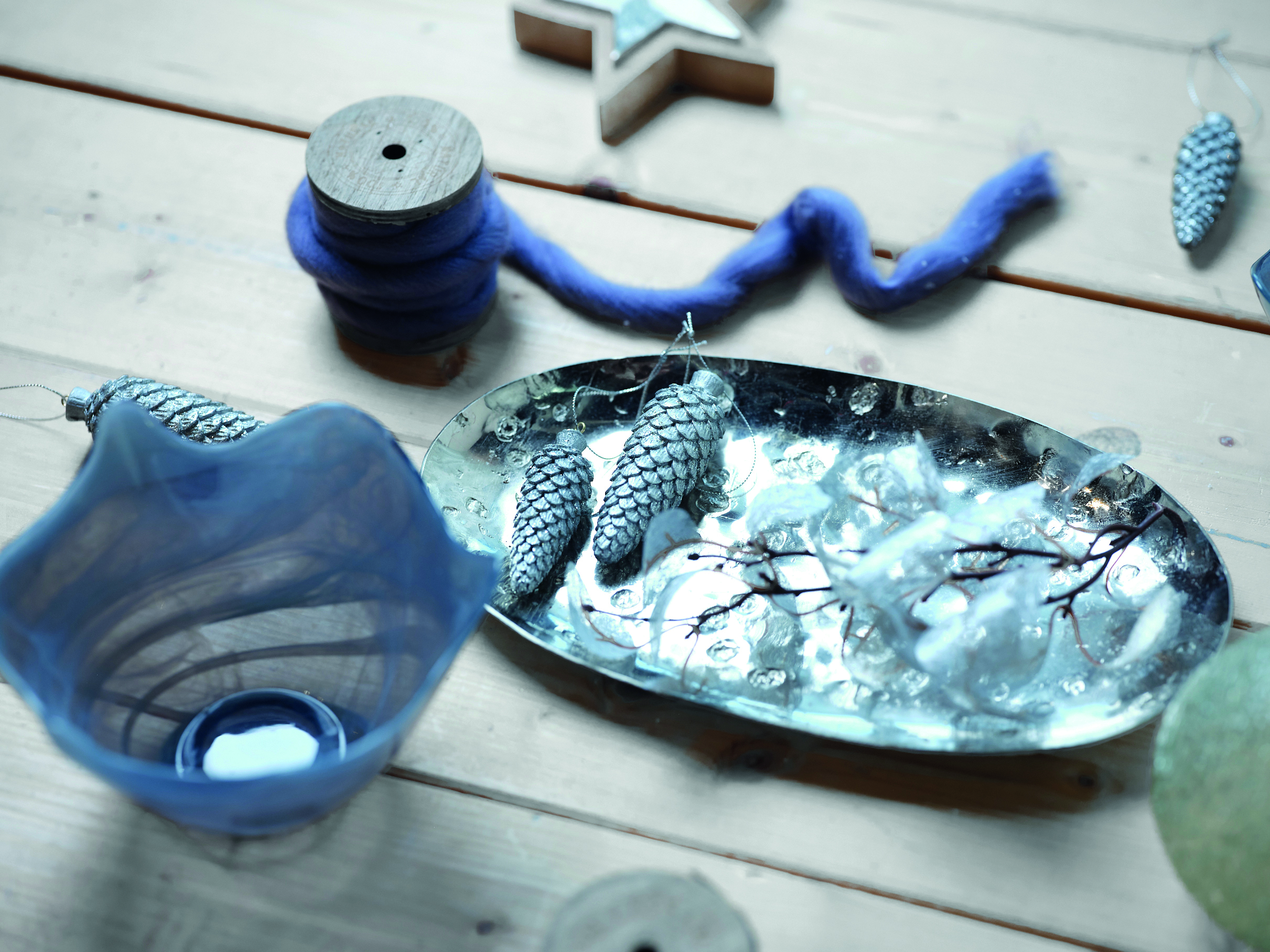 Zawieszka choinkowa srebrna szyszka – dekoracja świąteczna 8 cm