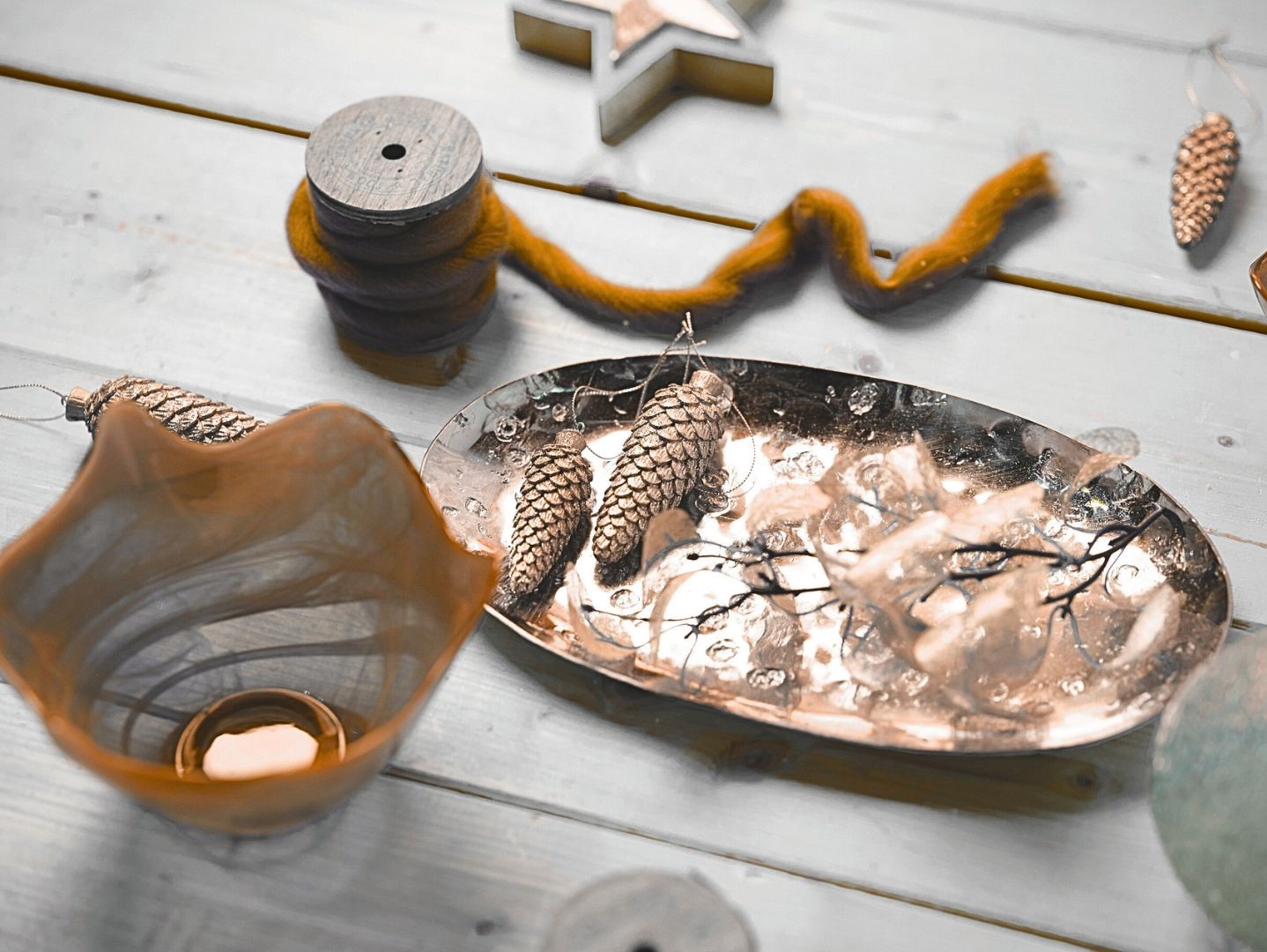 Zawieszka choinkowa złota szyszka dekoracja świąteczna 10,5 cm