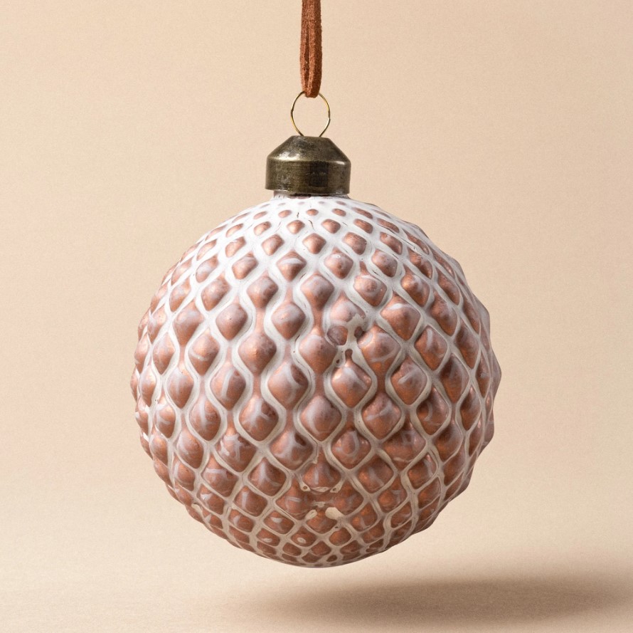 Różowa bombka szklana z mleczną poświatą – elegancki świąteczny akcent 8 cm