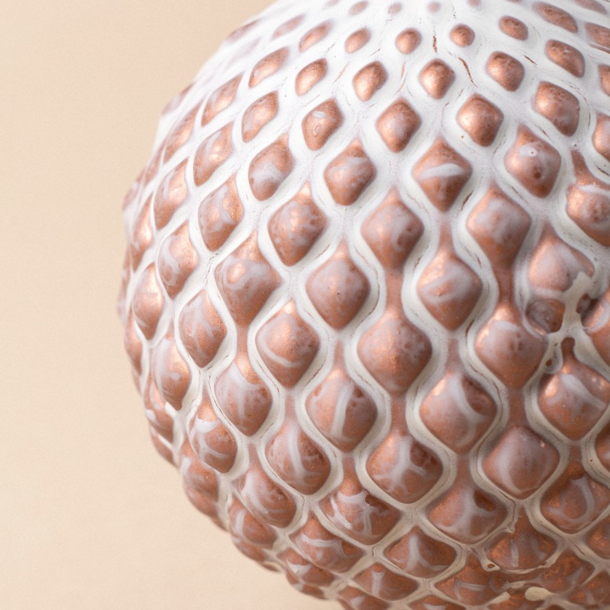 Różowa bombka szklana z mleczną poświatą – elegancki świąteczny akcent 8 cm