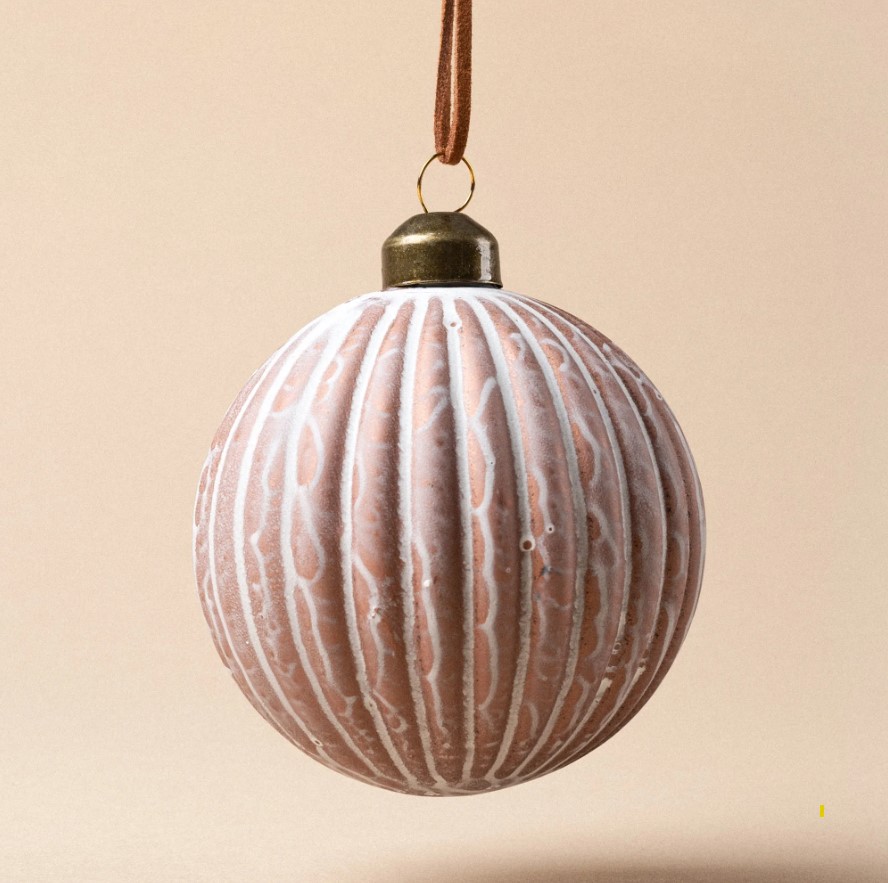 Różowa bombka szklana z mleczną poświatą – elegancki świąteczny akcent 8 cm