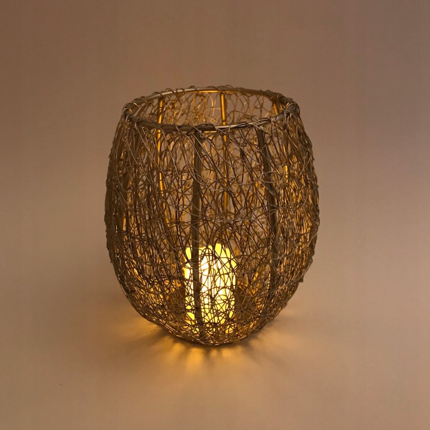 Srebrny świecznik z cienkiego drutu – lekka nowoczesna dekoracja stołu 16,5x19 cm