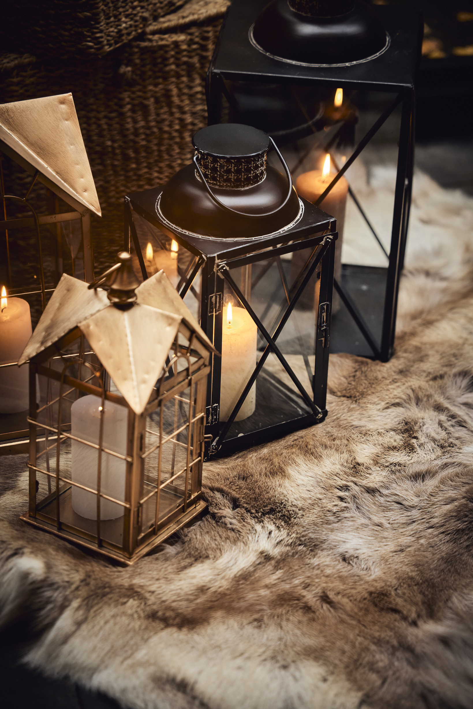 Złota latarnia dekoracyjna – elegancki dodatek do domu i tarasu 23x23x46 cm