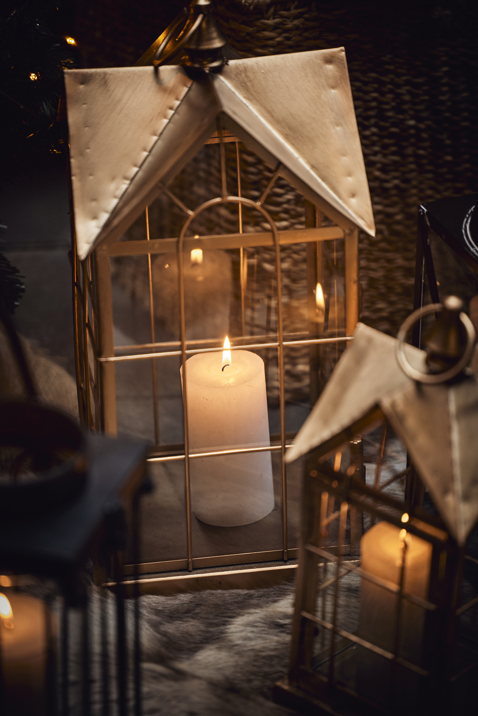 Złota latarnia dekoracyjna – elegancki dodatek do domu i tarasu 23x23x46 cm